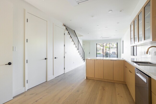 456 N Poinsettia Place, Los Angeles, CA 90036 - photo 7