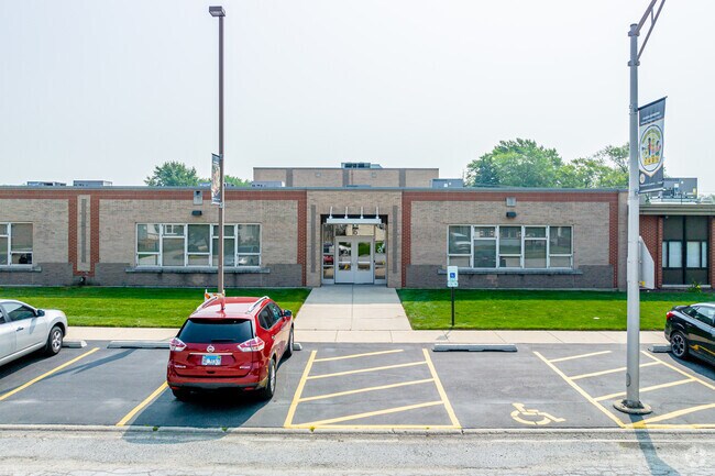 Posen Elementary School is a public school located in the neighborhood of Posen.