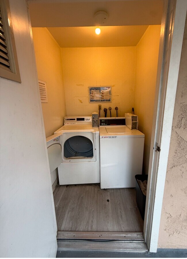 BEAUTIFUL REMODELED 1 AND 2 BEDROOM UNITS IN PRIME LOCATION, Los Angeles, CA 90004 - photo 5