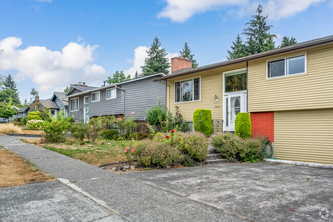 Split-level single-family homes are commonly found along the streets of Roxhill.