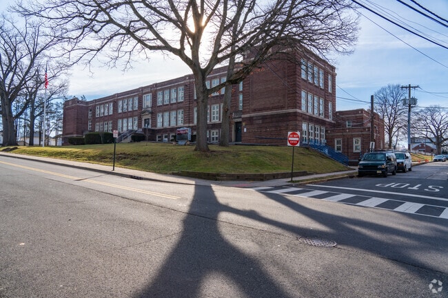 The student to teacher ratio is 11-1 at the Lincoln School.