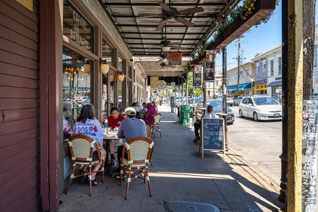Outdoor dining is very popular along Magazine St in the Irish Channel.