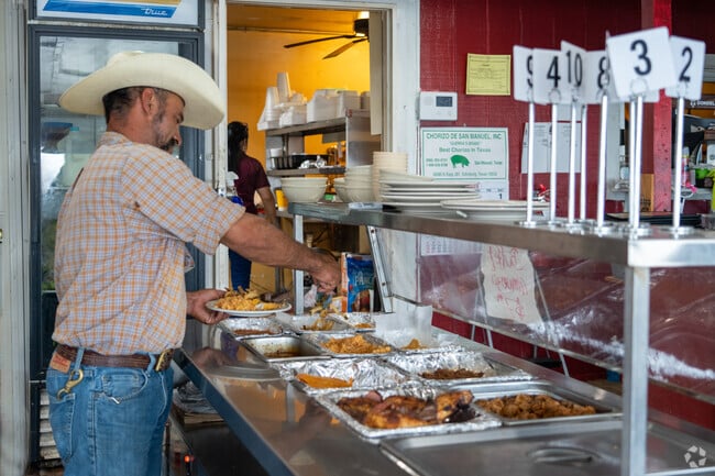 Un Taco Mas is a buffet Mexican dish dinning experience in the Citrus City area.