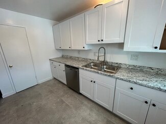 299 Robinhood Ln, Costa Mesa, CA 92627
