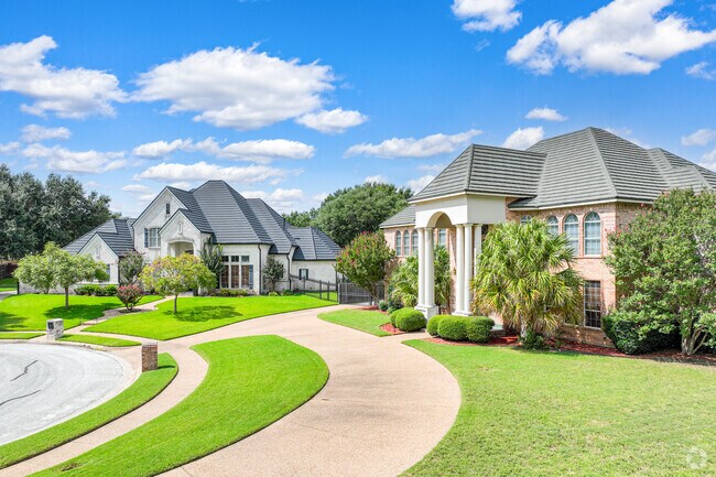 Dalworthington Gardens residents stroll along sidewalk‑lined, walkable streets.