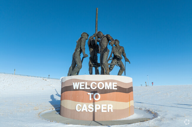The iconic “Welcome to Casper” sign honors the city’s rich oil and energy history, showcasing bronze figures of oil workers in tribute to the industry’s lasting impact.