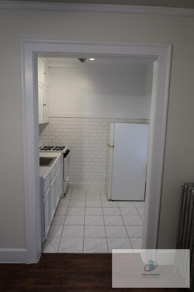 4236 N Broadway unit 4236-303, Chicago, IL 60613 - photo 3