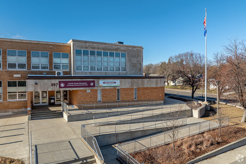 The entrance to Lincoln Center Elementary can be approached from a variety of ways.