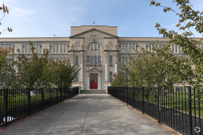 Academy of Medical Technology has 680 students in Far Rockaway, NY.