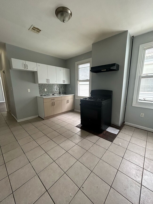 235 Rose St Unit 2L, Newark, NJ 07108