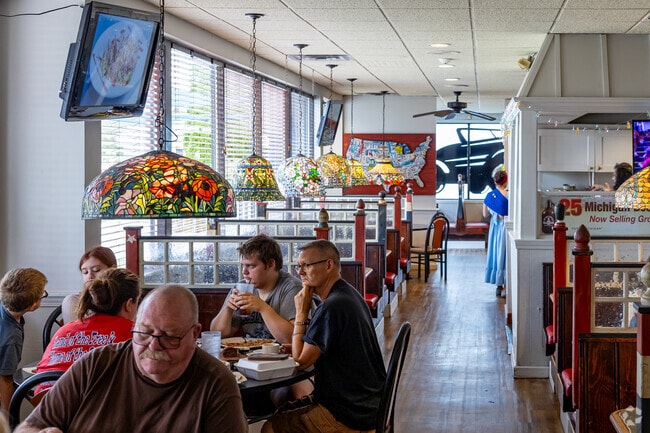 Finley's Grill & Smokehouse has served award-winning BBQ in Central Battle Creek for 40+ years.