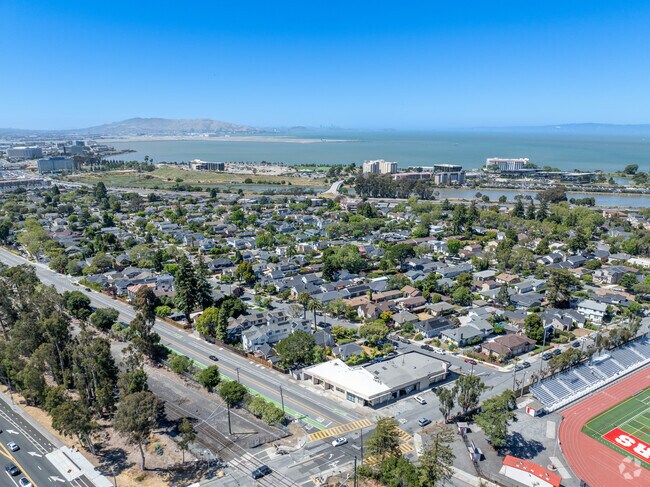 Burlingame Gardens is just 2 miles from San Francisco Airport.