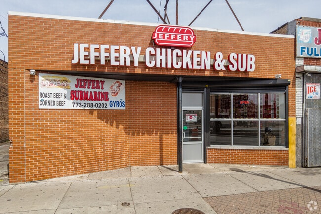 71st Street in Jackson Park Highlands is home to a number of local restaurants.