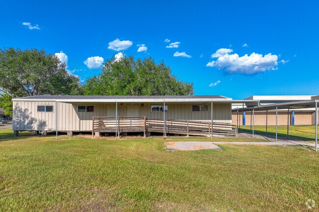 Rees Elementary School has an indoor/outdoor style campus in Briar Village, TX.