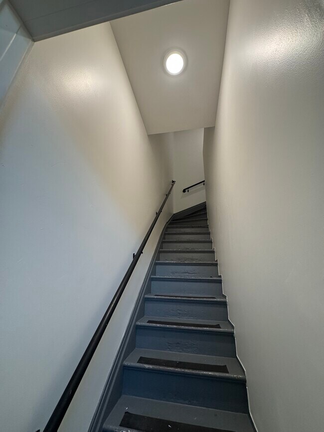 1537 9th St unit Beautifully Renovate, Oakland, CA 94607 - photo 3