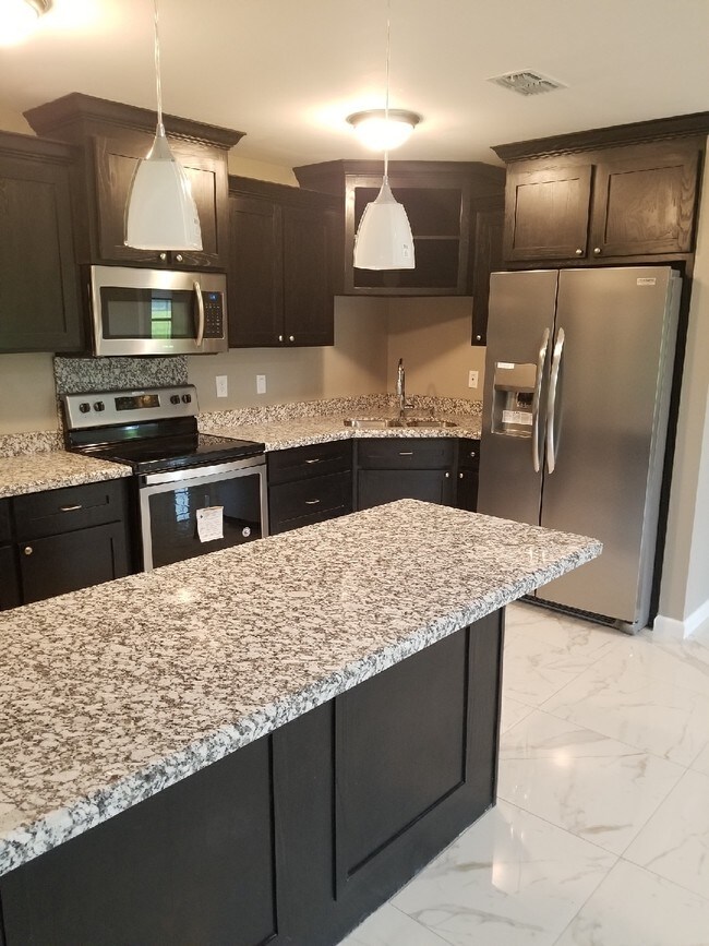 1514 River Bend Dr, Mission, TX 78572