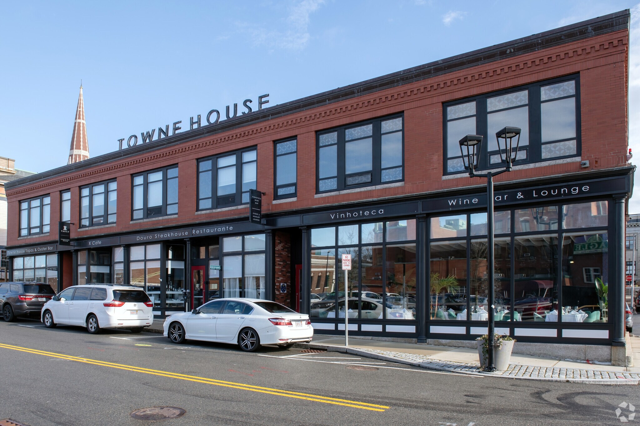 Towne House has a variety of eateries in the Lower Highlands neighborhood.