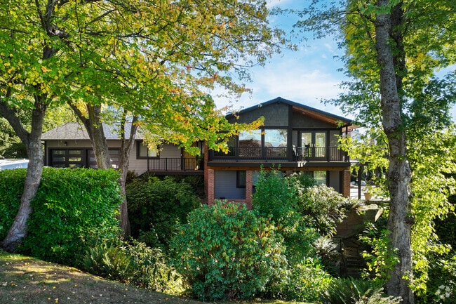 Tri-level designs appear frequently in Edmonds Bowl’s residential areas.