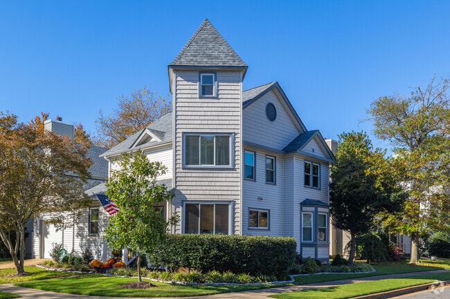 SIngle family homes in Hunter's Square offer ample living space and quaint front yards.