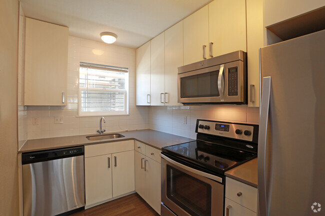 2BR, 1.5BA - 850 SF