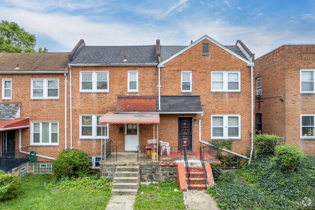Find traditional style duplexes in Saint Joseph's neighborhood.
