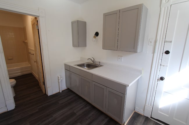 213 S Lowell Ave unit Floor 1, Syracuse, NY 13204 - photo 4