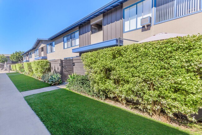 Pacific Villas, Costa Mesa, CA 92627 - photo 2