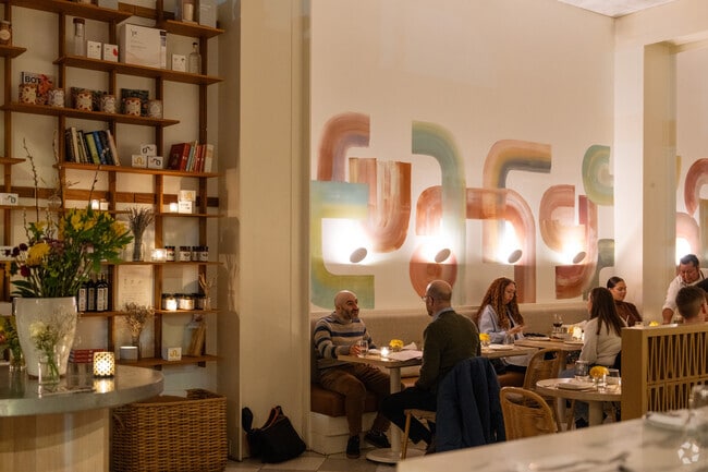 Diners enjoy intimate meals at Il Fiorista