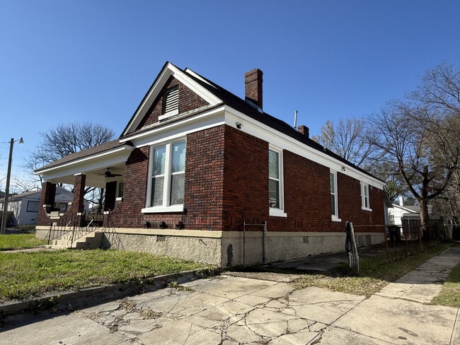 1371 Ridgeway St, Memphis, TN 38106 - photo 3