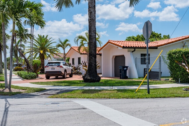 The homes in University Park offer  manicured landscaping.
