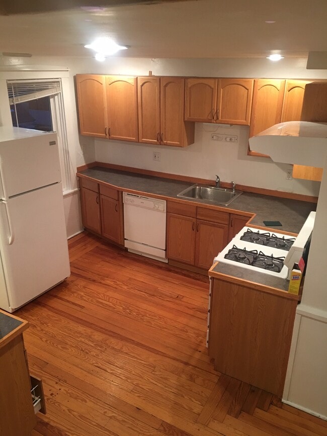 11 Monroe Ave unit 2, Bristol, RI 02809 - photo 6