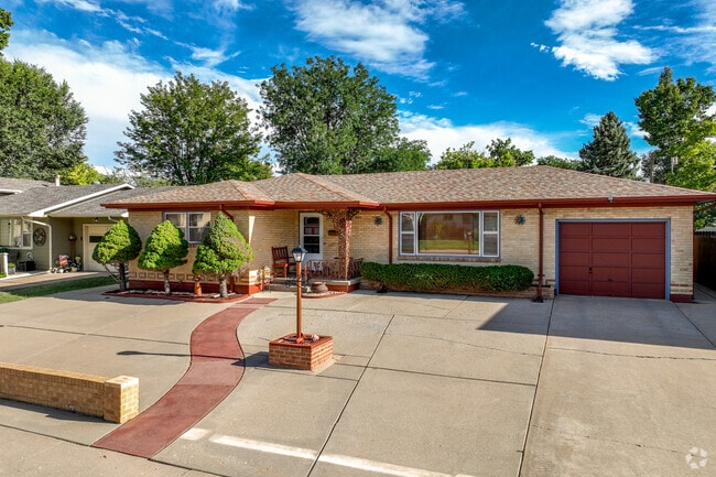 Beside bi-levels homes Midcentury Moderns are the most common styles in Sunset.