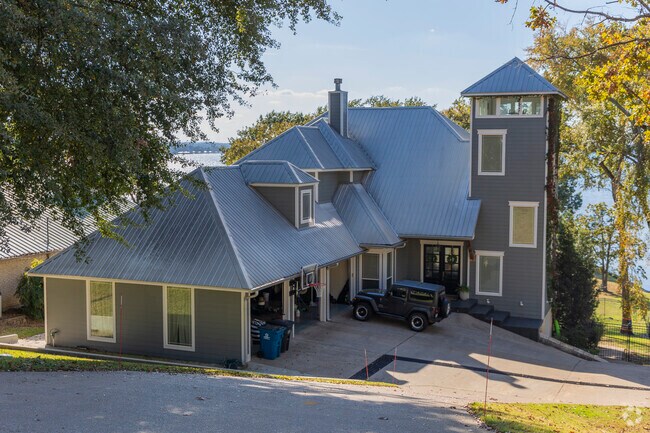 The Villages' lakefront estates feature beautiful, unique architecture.