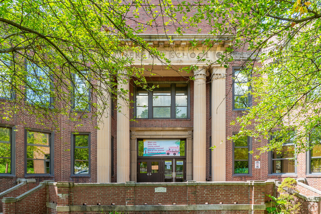 Riverside Elementary School serves 712 students in grades K-4.