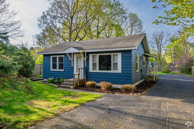 Many smaller homes in Shorewood-Tower Hills-Harbert serve as vacation homes for Chicagoans.