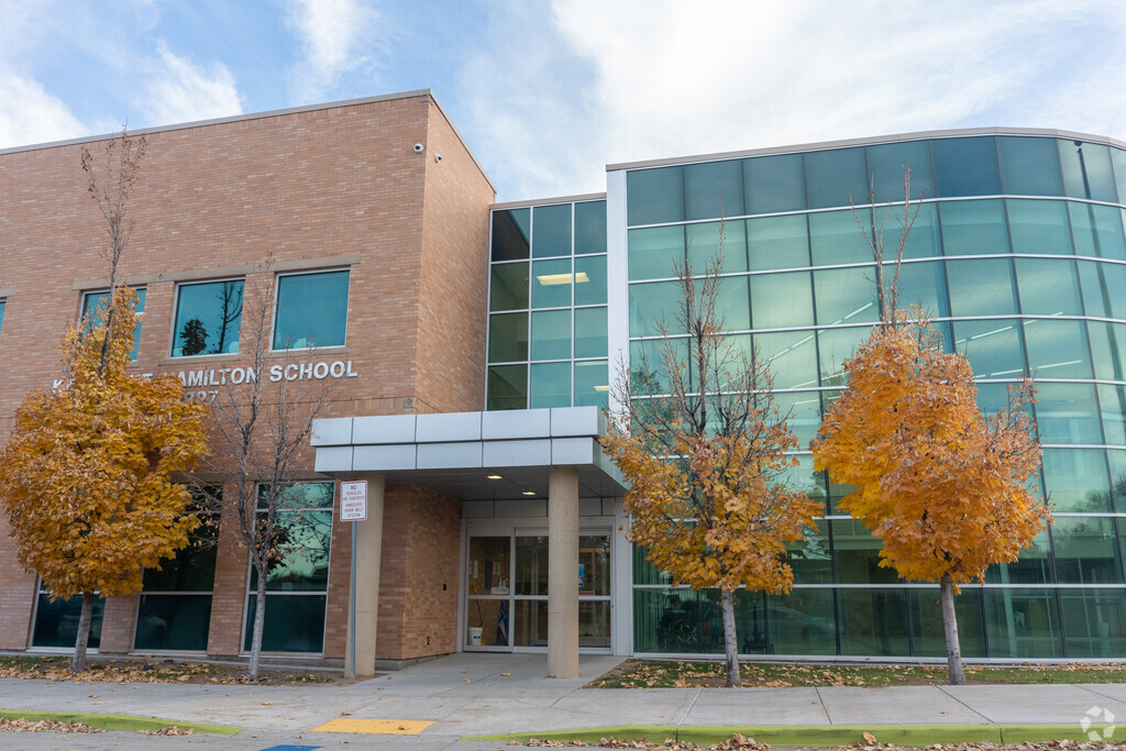 Kauri Sue Hamilton School provides education in the neighborhood of 
Riverton.