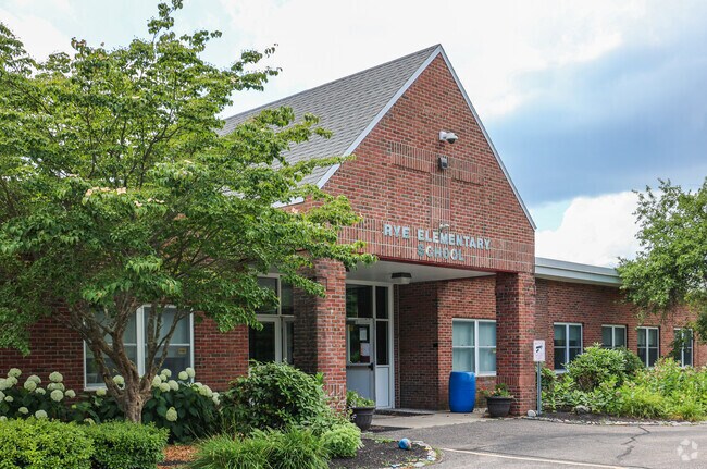 Rye Elementary School  has a student-teacher ratio of 9 to 1.