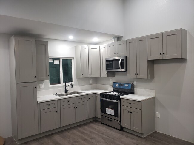 1752 W 82nd St unit 1750 w 82nd, Los Angeles, CA 90047 - photo 2