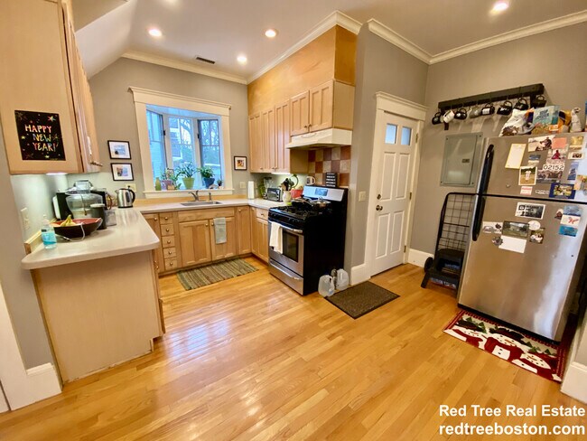 24 Grovenor Rd unit 1, Jamaica Plain, MA 02130 - photo 4