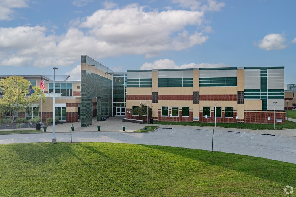 North Junior High School has 929 students in attendance.