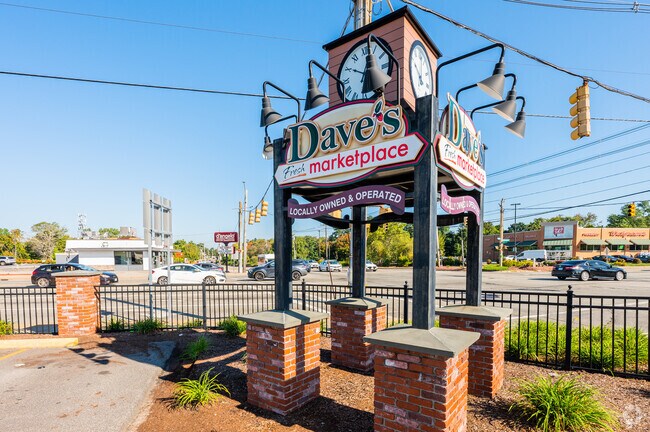 Dave’s Marketplace is the nearest grocery outlet for many Conimicut-Shawomet residents.