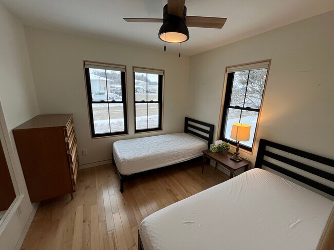 802 Heivly St, Decorah, IA 52101 - photo 4