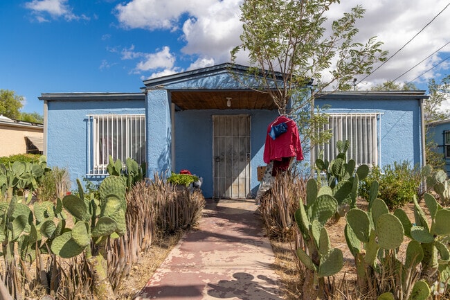 Bright pops of color paint some Balboa Heights homes across the neighborhood.