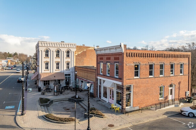 Residents of Canal Fulton enjoy shopping and dining along the Ohio and Erie Canalway.