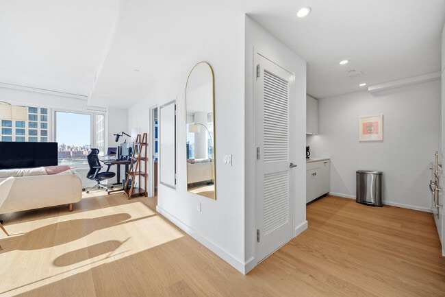 4-75-75 48th Ave unit FL32-ID1369199P, Queens, NY 11109 - photo 5