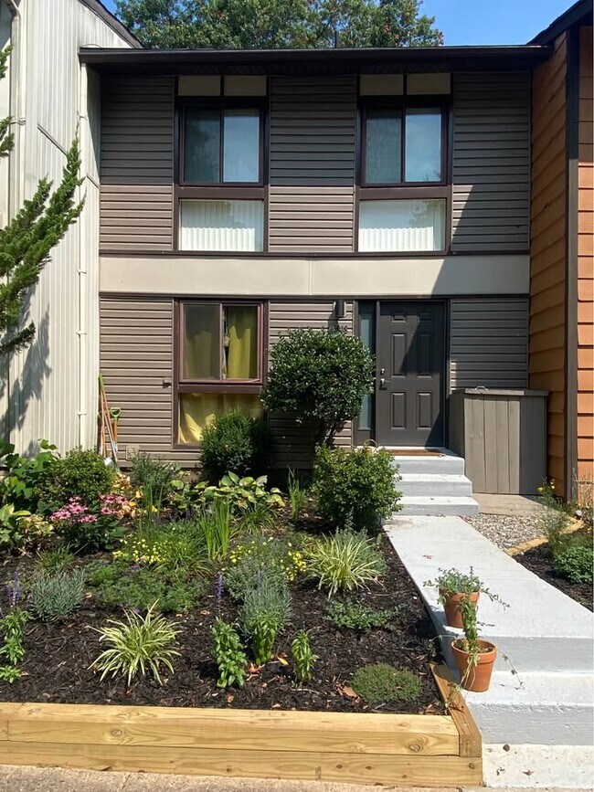 2308 Emerald Heights Ct, Reston, VA 20191