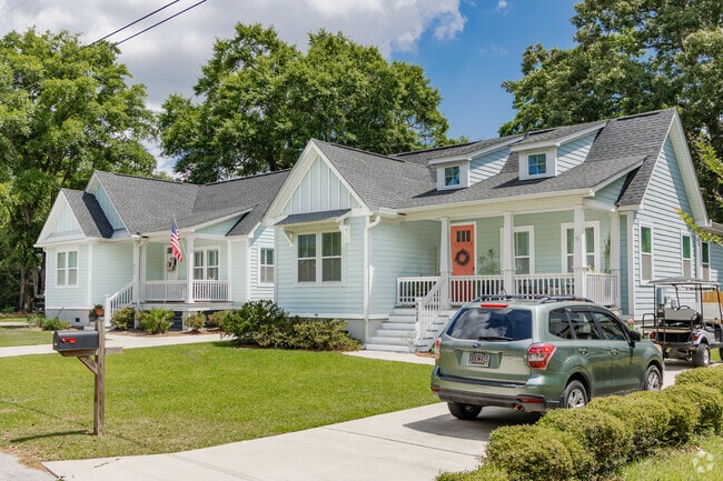 Find a variety of cute home styles with spacious yards in Park Circle.