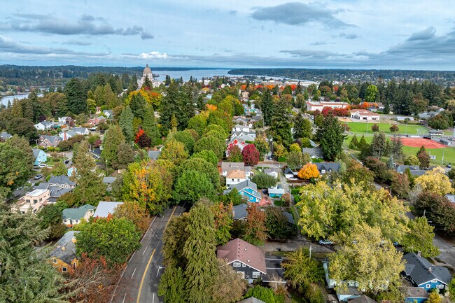Explore South Capitol’s scenic streets and government buildings.
