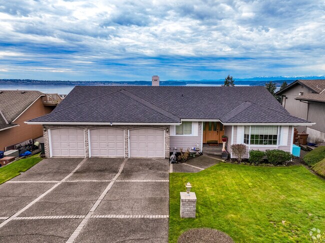Beautiful Rambler with three car garage in NE Tacoma.