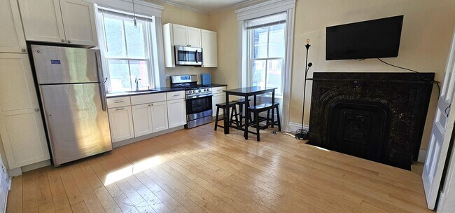 33 Pine St unit . 1, Burlington, VT 05401 - photo 3